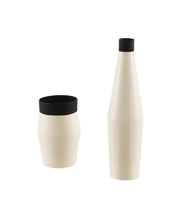 Deux vases de tailles différentes, en noir et ivoire.
