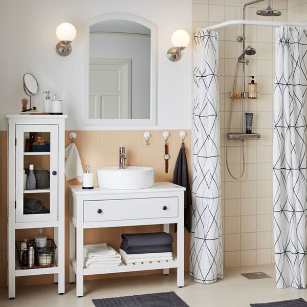 Die IKEA HEMNES Badezimmerserie ist eine traditionelle Möbelserie mit Waschbeckenschränken, Truhen mit Handtuchstange, Bänken und Hochschränken mit Vitrinentür, die sich vielerorts gut machen.