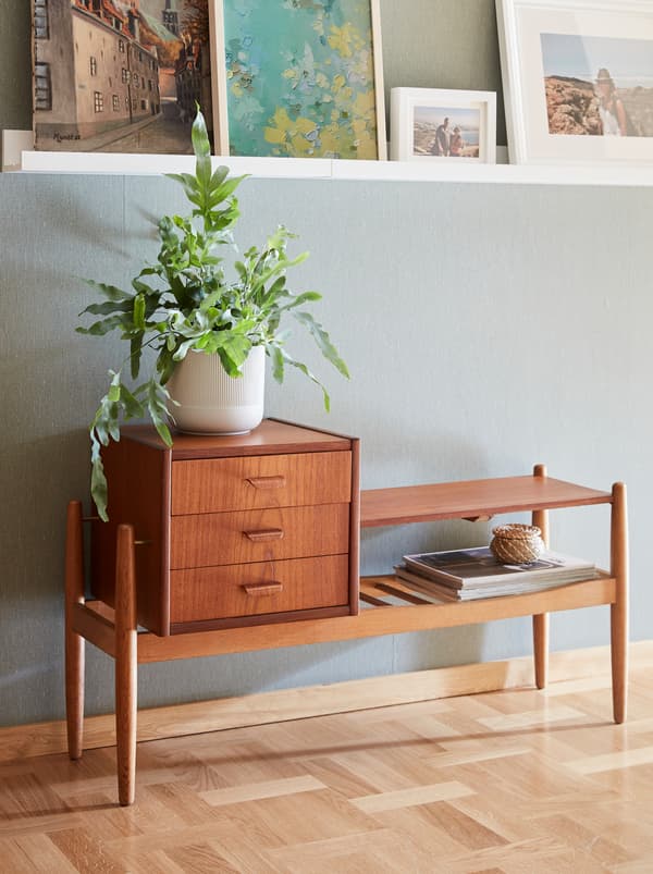 Diese SPECTUM Flurbank aus Teak ist ebenfalls ein Klassiker aus den 60ern. Sie besteht aus drei Schubladen und einer Sitzfläche.