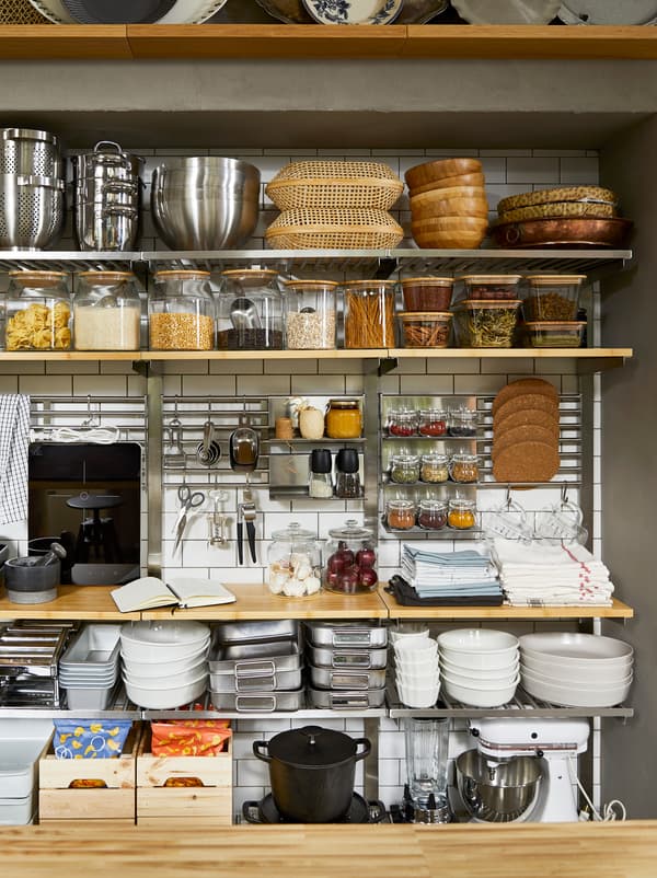 Dinding dapur storan terbuka gaya pantri dengan para KUNGSFORS, dipenuhi dengan barang-barang kering di dalam balang dan aksesori memasak.