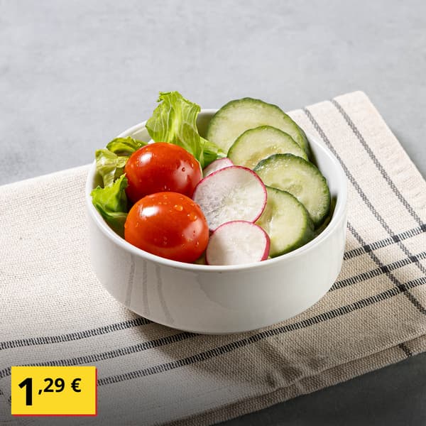Dish at the Swedish Restaurant: Green salad with tomatoes and cucumbers, 1.29 €.