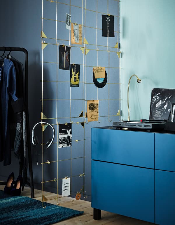 Display your favourite stuff on a versatile room divider built from IKEA MYRHEDEN frames in brass-colour. Hook four frames together and attach them to a curtain rod rail hanging from the ceiling. Then start accessorising!