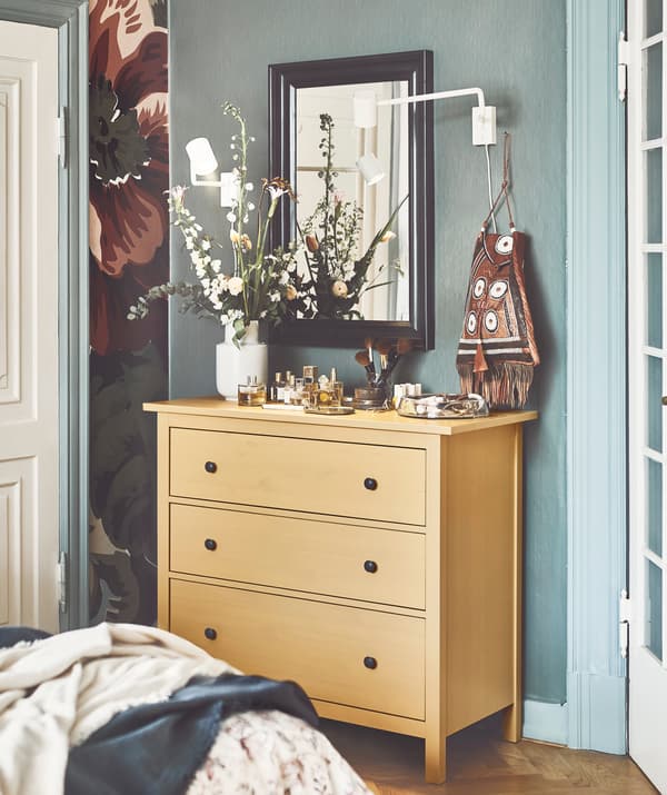Dissimulez ce que vous n’avez pas envie de montrer – les sous-vêtements et les t-shirts, par exemple – dans une commode IKEA HEMNES jaune à 3 tiroirs.