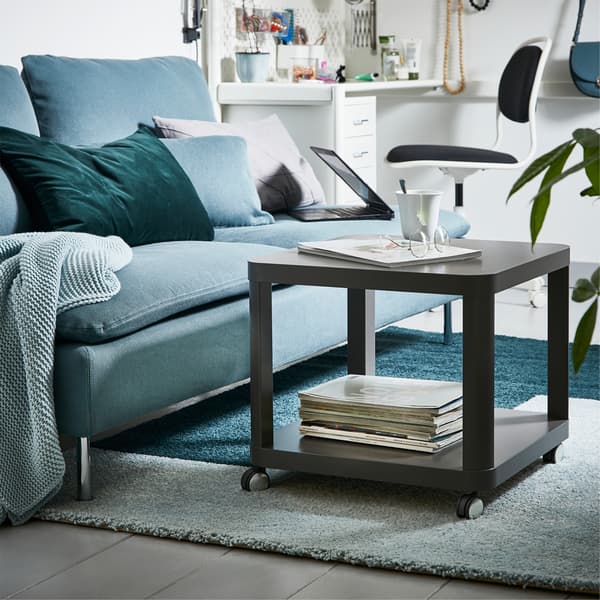 Divano verde e tavolino verde con rotelle su un tappeto bicolore azzurro/verde – IKEA