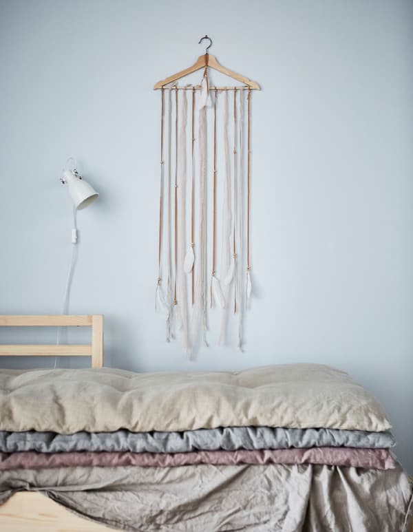 새로운 데코 아이디어가 필요하다면, DIY 옷걸이 디스플레이에 도전해보세요! IKEA에는 다양한 종류의 옷걸이가 있어요. 재생가능한 경목 원목을 소재의 BUMERANG/부메랑 옷걸이에 깃털 스트립을 더해주면, 어느 공간에나 개성을 담은 인테리어를 연출할 수 있어요.