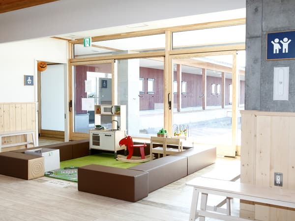 子どもが遊べるコーナーや授乳室（左手奥）も完備。案内のピクトグラムのデザインもかわいい。