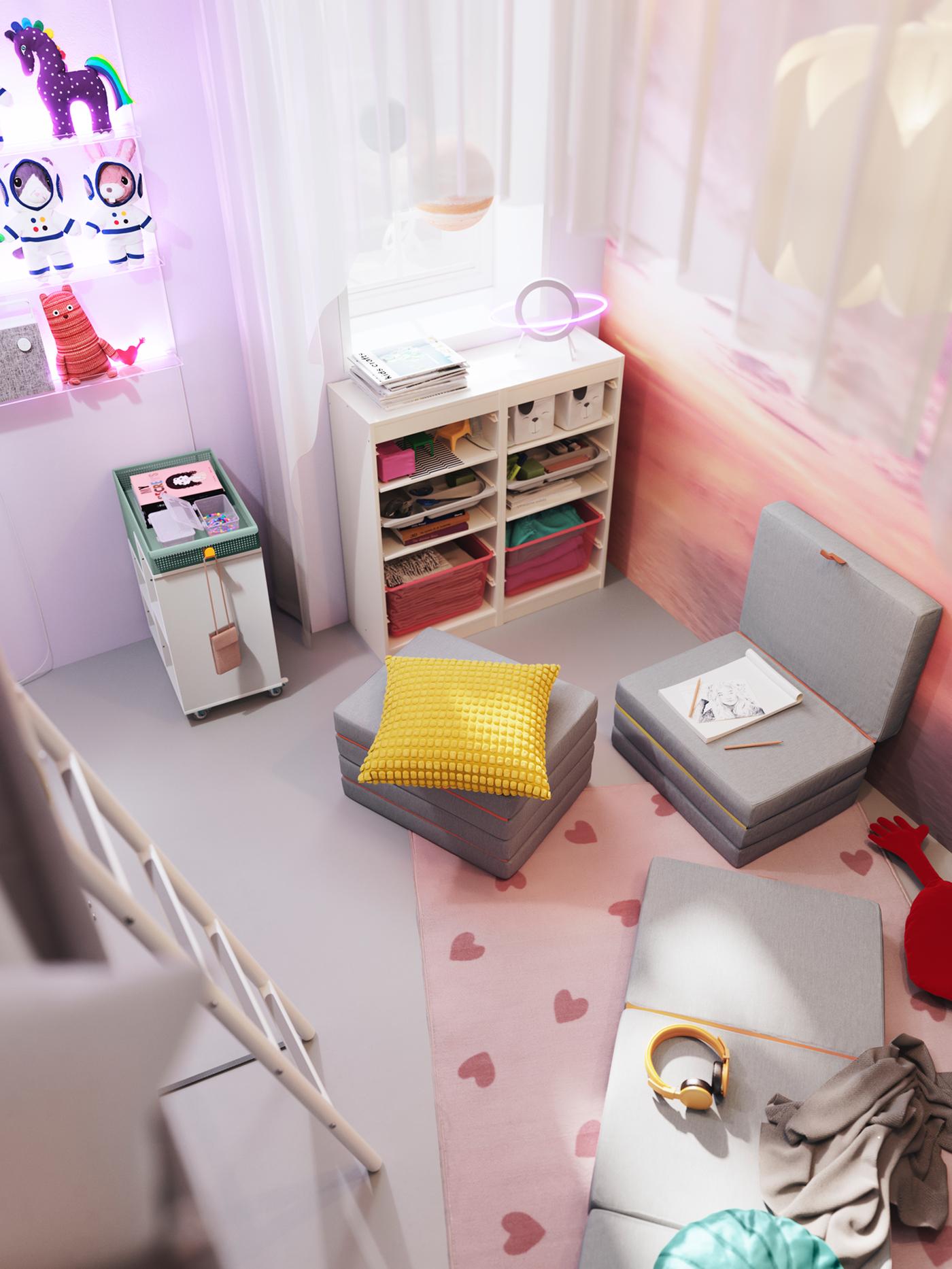 子ども部屋のコーナーにTROFAST/トロファスト 収納、近くにÖVNING/オーヴニング ワゴンや複数のSLÄKT/スレクト プーフ/マットレス 折りたたみ式。