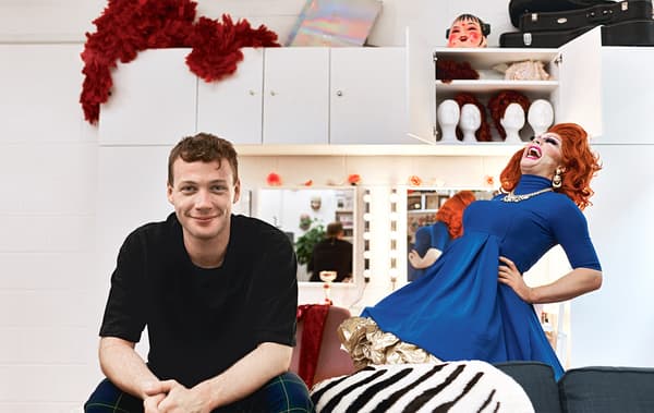 Donald assis dans son studio aux côtés de sa moitié, Ginger.