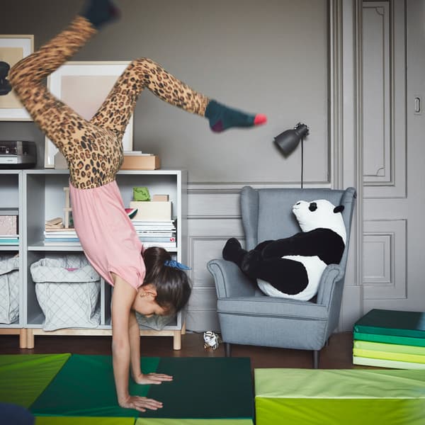 Donne aux enfants de la place pour jouer. Déroule simplement un tapis de gymnastique par terre, comme le tapis vert pliant IKEA PLUFSIG!