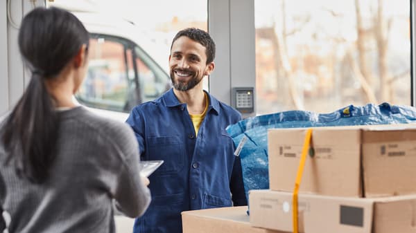 Dos personas con cajas de cartón