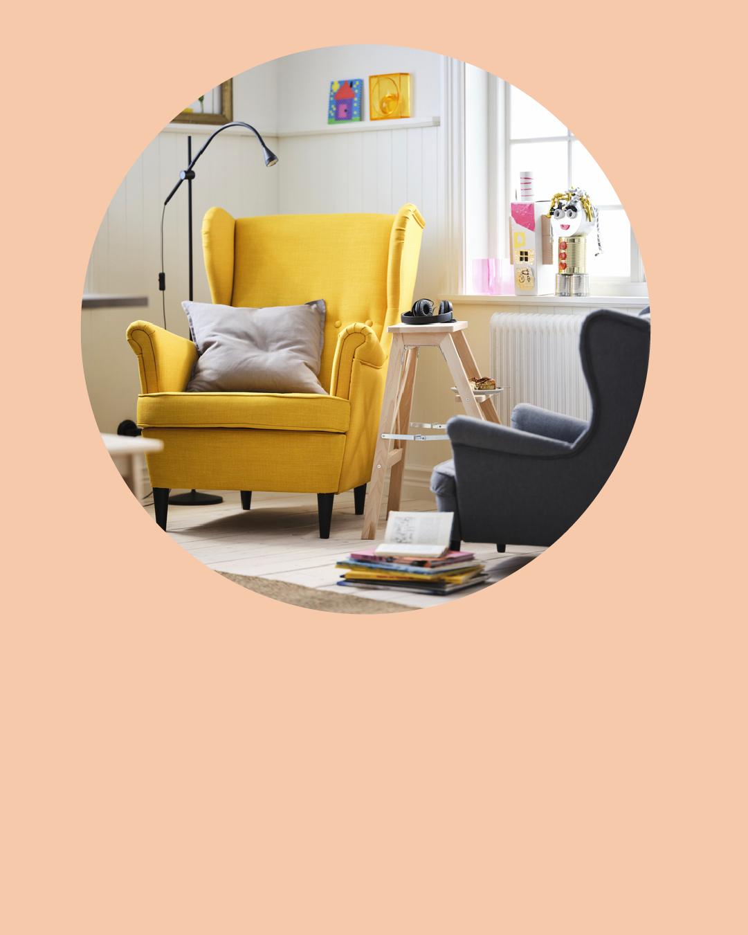 Dos sillones uno para adultos y otro infantil en una sala iluminada.