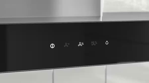 dotykový ovládací panel na digestoři s opláštěním z černého skla