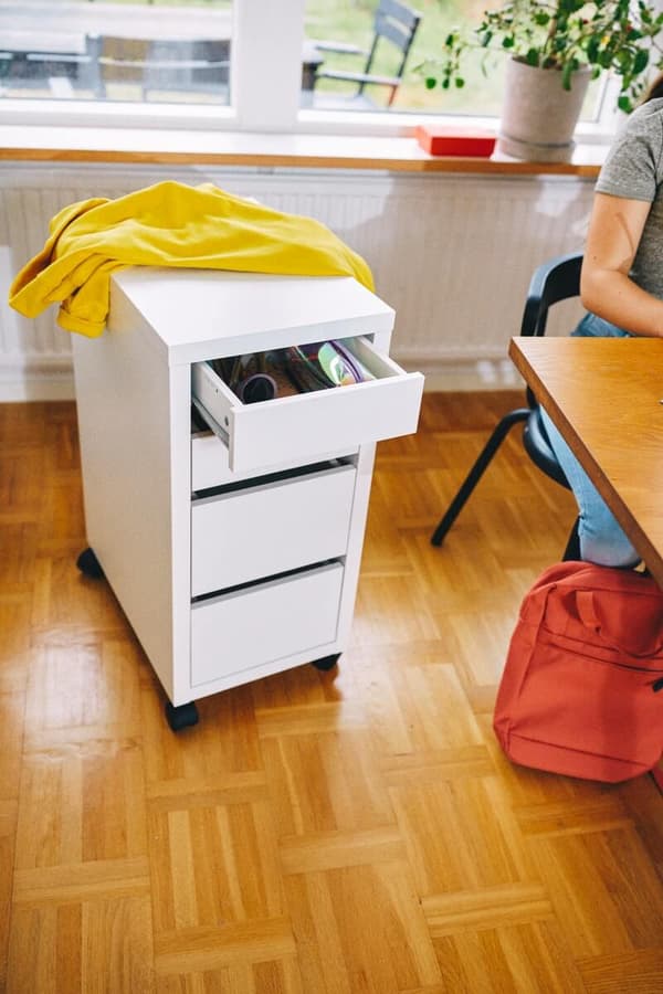 Drawer unit on castors