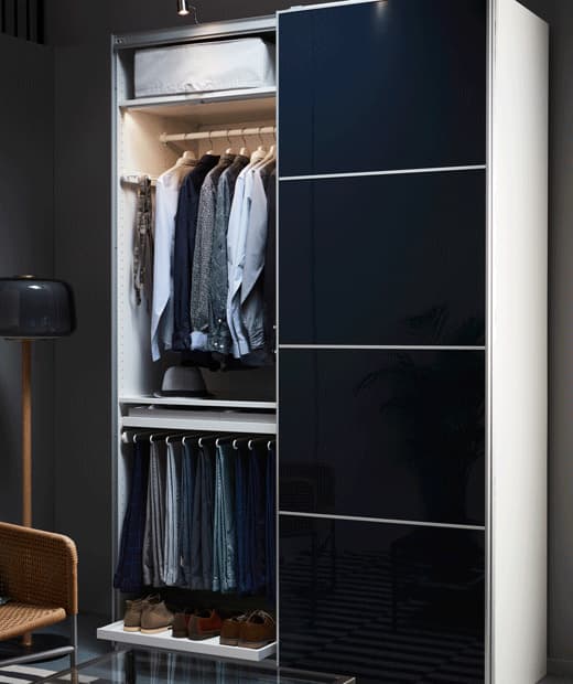 Dressing masculin doté de panneaux pour porte coulissante IKEA HOKKSUND bleu-noir brillant.