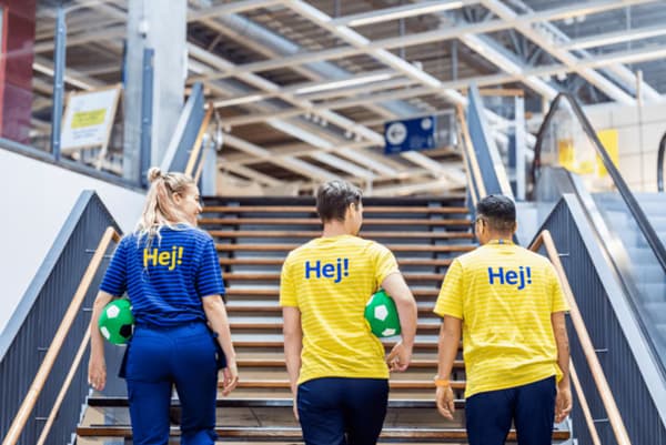 drie IKEA medewerkers op de trap