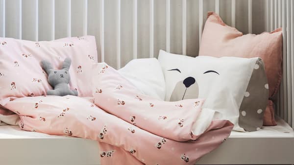 DRÖMSLOTT duvet covers in pink and beige for baby cot
