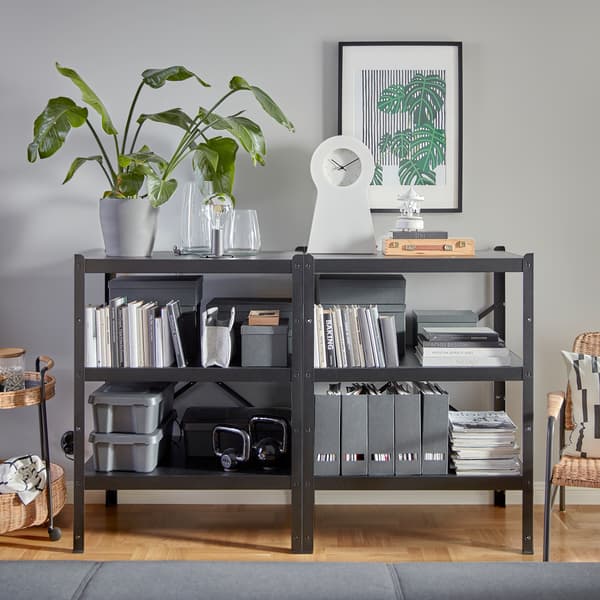 Due scaffali neri BROR con oggetti decorativi, libri, portariviste e delle kettlebell - IKEA