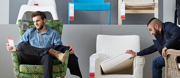 Dva muži sedící v křeslech v obchodním domě IKEA.