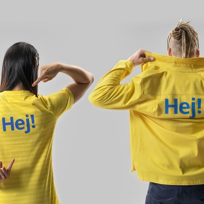 Двое человек в жёлтой униформе IKEA