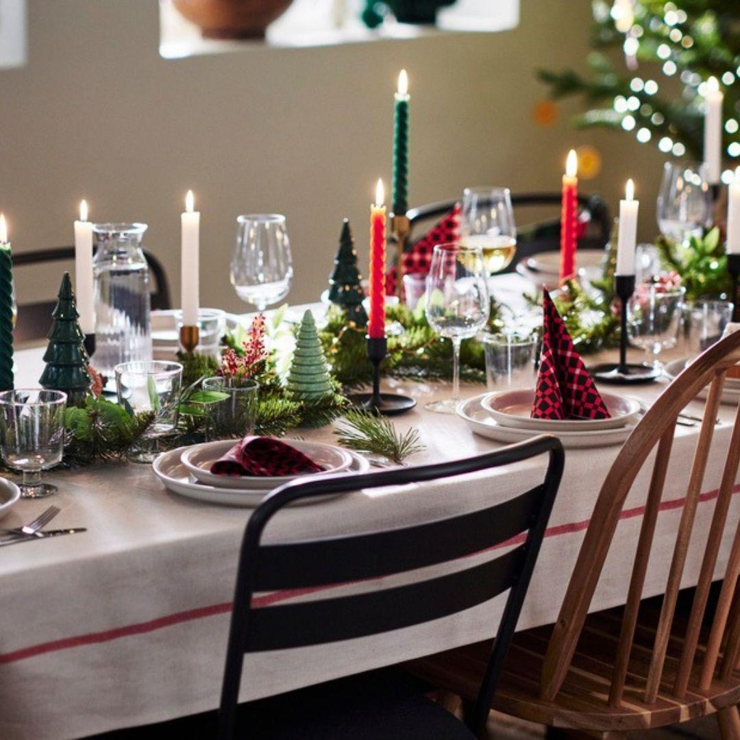 Een eettafel is gedecoreerd met items van de VINTERFINT collectie.