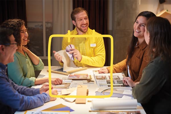 Een groep mensen werken en knutselen in een atelier-achtige ruimte.