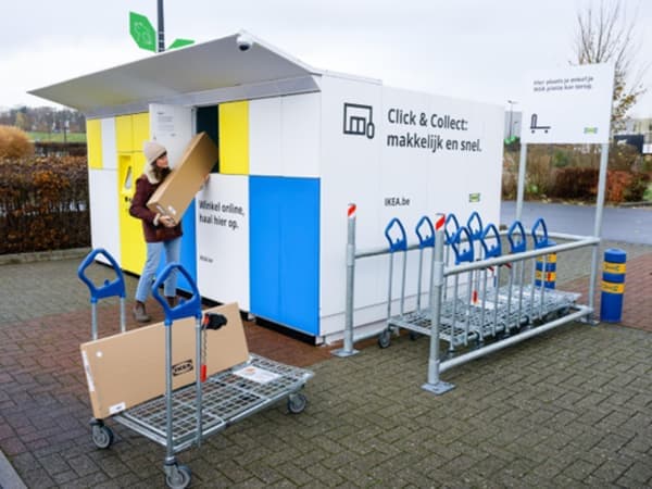 Een persoon die een extern pakketlockersysteem gebruikt op een parking.