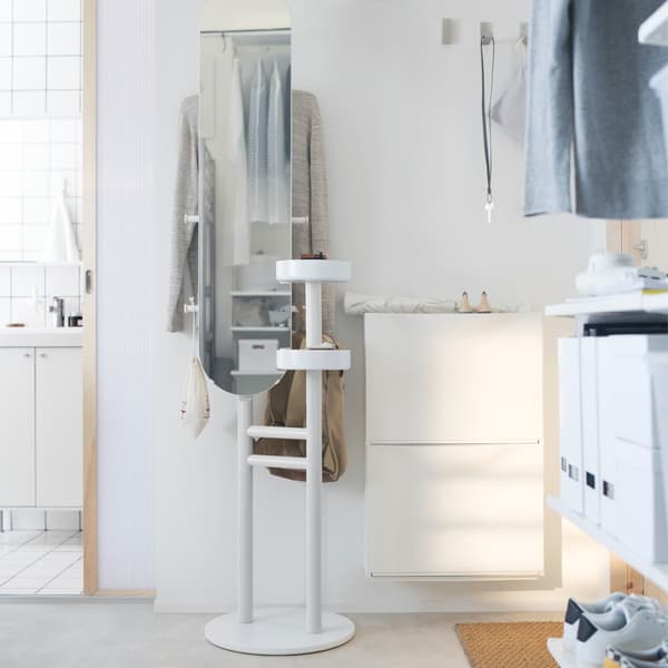 Een witte IKEA LIERSKOGEN dressboy met spiegel in een hal.