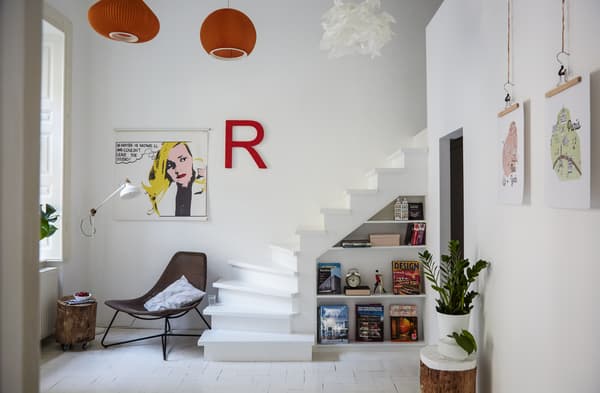 Égayez un décor monochrome avec des abat-jour de couleur vive.