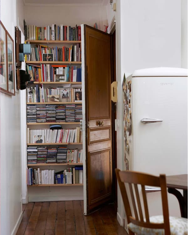 Égayez un renfoncement avec une bibliothèque ouverte.