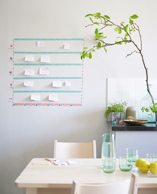 Égayez votre intérieur avec de l’adhésif washi. Nous avons utilisé de l’adhésif IKEA SPRUDLA pour créer un calendrier. Les notes repositionnables sont parfaites pour ne perdre de vue aucun rendez-vous. L’adhésif existe dans de nombreuses couleurs gaies, est facile à retirer et est mat.