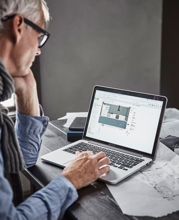 Ein Inneneinrichter nutzt den IKEA Online-Küchenplaner.