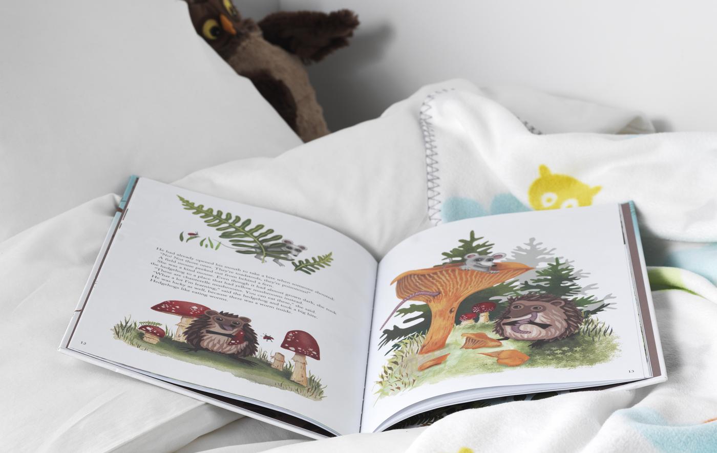 Ein Kinderbuch liegt geöffnet auf einem Bett.