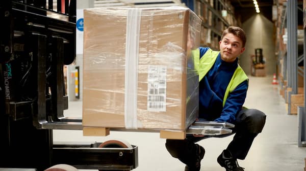 Ein Lehrling zum Betriebslogistikkaufmann