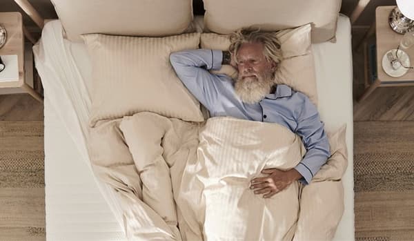 Ein Mann im Bett
