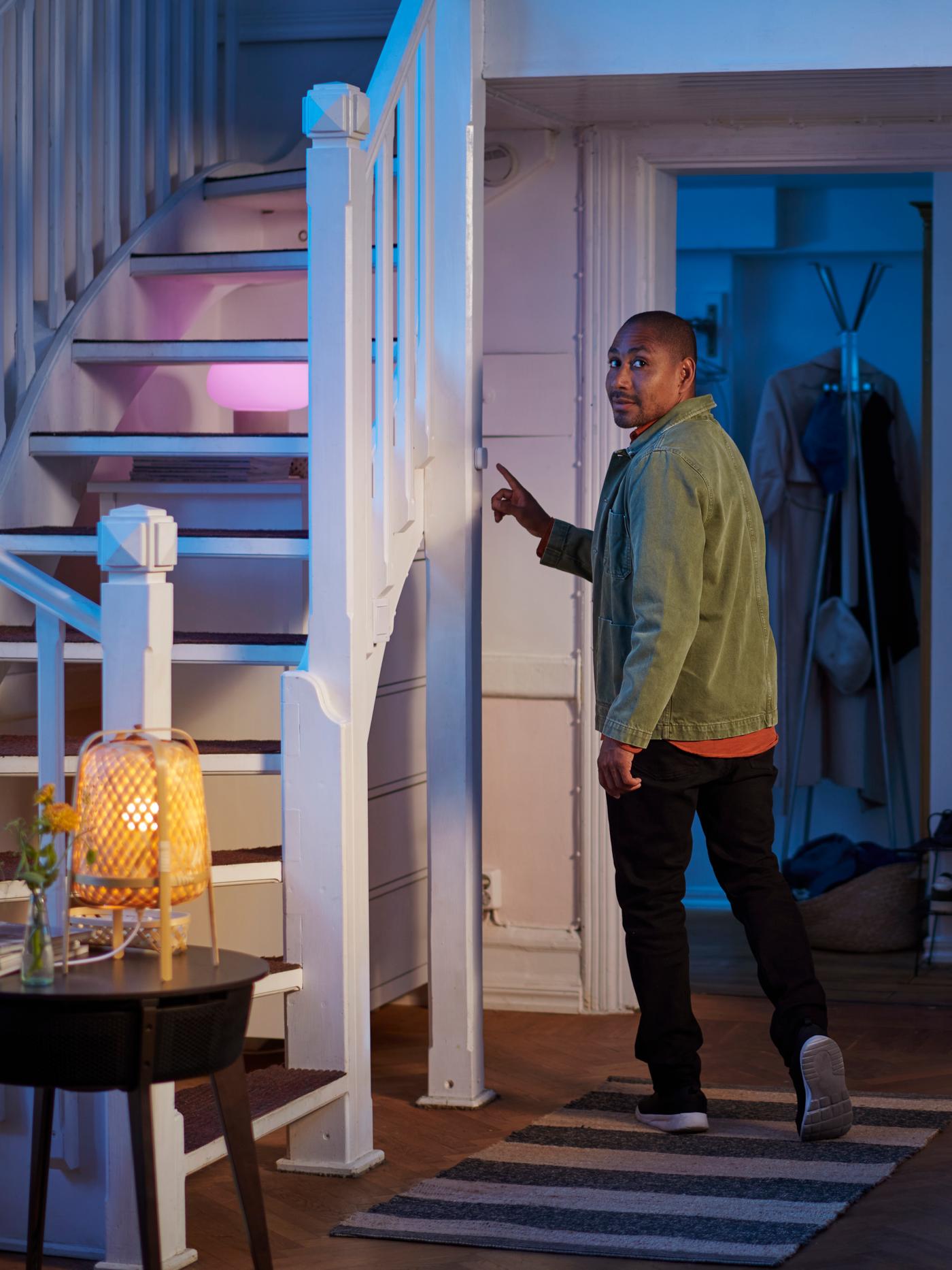 Ein Mann ist Zuhause und nutzt die IKEA Home Smart App
