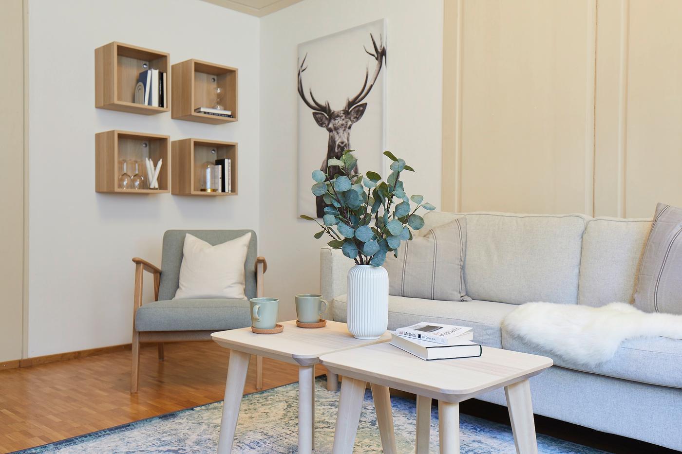 Ein skandinavisch in hellen Farben eingerichtetes Wohnzimmer in einer Bed & Breakfast Ferienwohnung