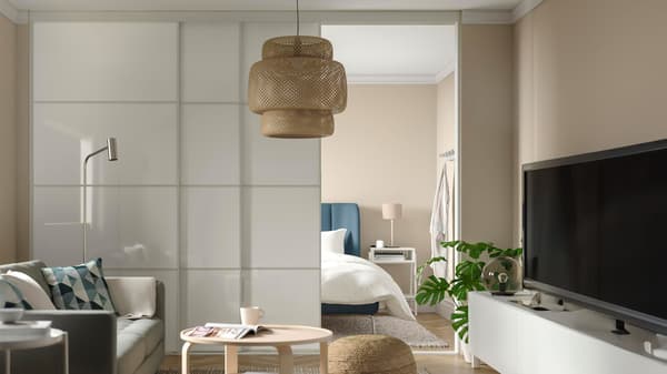 Eine Abtrennung von Schlaf und Wohnbereich in einer Wohnung mit dem IKEA SKYTTA Schiebetürsystem