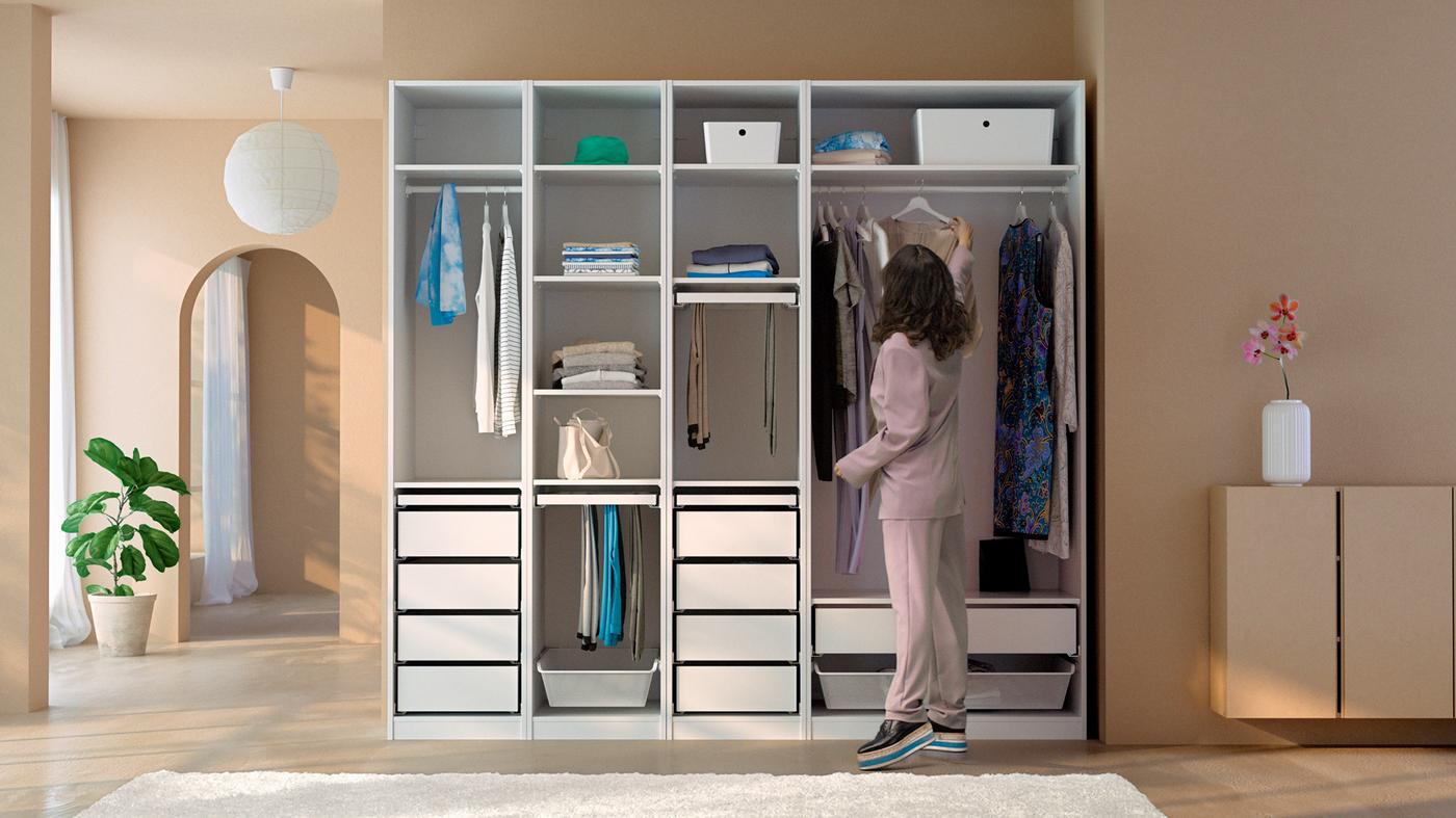 Un employé IKEA et une client sont assis devant un moniteur et planifient une combinaison de garde-robe PAX à l’aide du configurateur PAX.