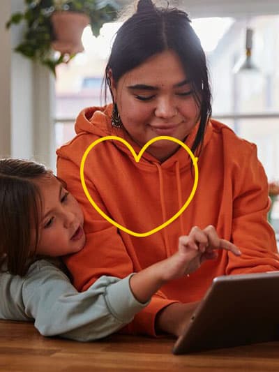 Eine Frau und ein Kind bedienen ein Tablet