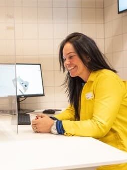 Eine Küchenplanerin hilft einem Kunden bei der Planung seiner Traumküche.
