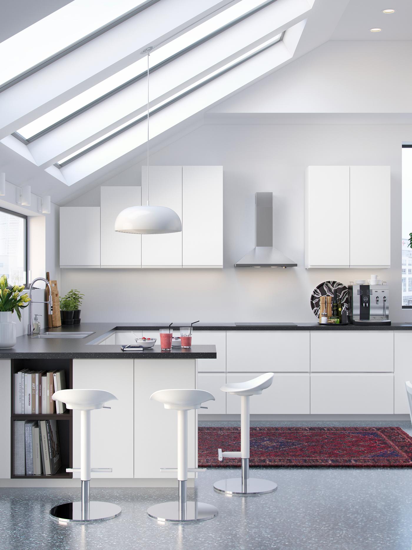 eine Moderne IKEA Küchenlösung mit passendne Bar-Hockern in einem Modernem Haus mit passender IKEA Einrichtung und dekorativen Pflanzen.