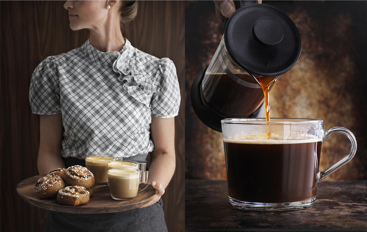 Eine Person hält ein Tablett Zimtschnecken und Kaffee in den Händen. Eine Nahaufnahme zeigt Kaffee, der in einen Becher gegossen wird.