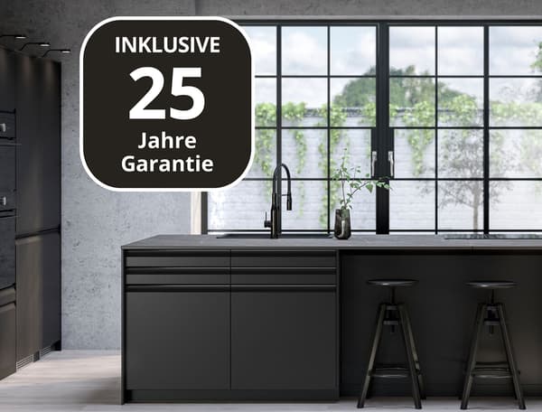 Eine schwarze großzügig gestaltete Küche mit einer Fensterfront. Im Vordergrund sieht man das Garantielogo für 25 Jahre