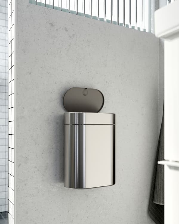 El cesto de basura IKEA BROGRUND de acero inoxidable que está instalado en la pared junto al lavabo