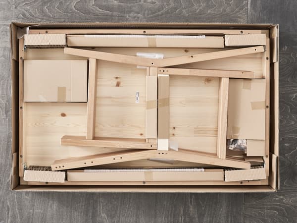 El empaque plano característico de IKEA y en este caso, se muestra la mesa de LÖVET, como se dobla y logra encajar perfectamente en un modo compacto y fácil para llevar. Un paquete cómodo para los clientes. Cajas de cartón y planas.