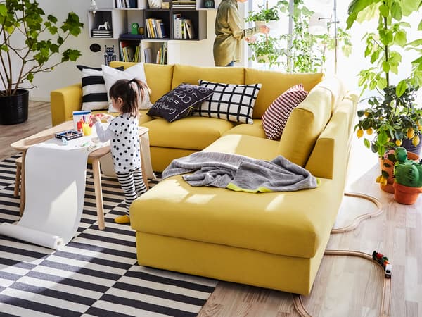 El sofá de tres piezas VIMLE amarillo trae comodidad y un poco de sol a tus espacios