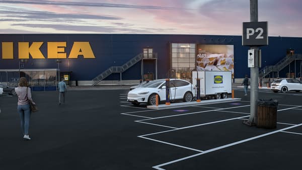 Elbil laddar utanför IKEA-varuhus.