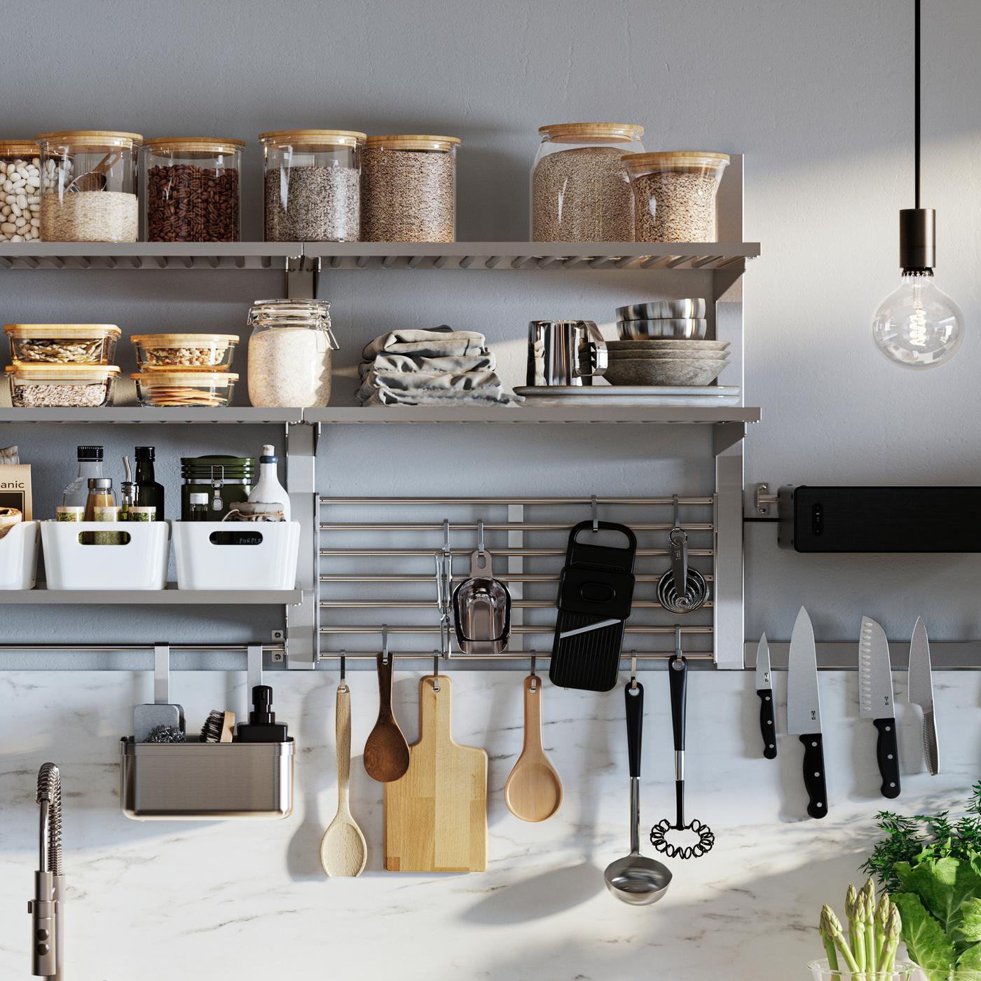 Elementi da cucina KUNGSFORS in acciaio inossidabile con ripiani e una griglia da parete con contenitori con coperchi, altri contenitori e utensili - IKEA.