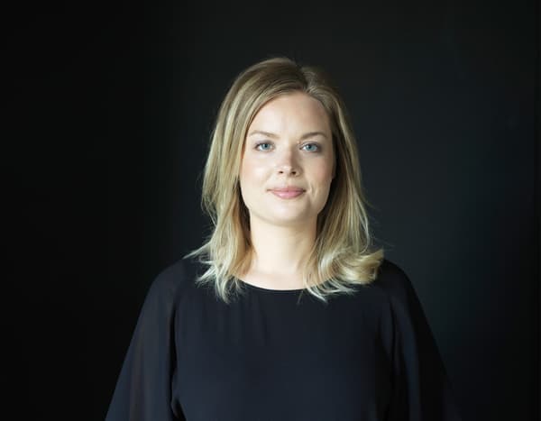 Elin Hermansson, décoratrice d’intérieur pour IKEA, aime utiliser les textiles, un moyen abordable et pratique de relooker son intérieur pour l’automne.