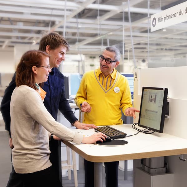 Empleado de IKEA ayudando a cliente en busqueda de productos